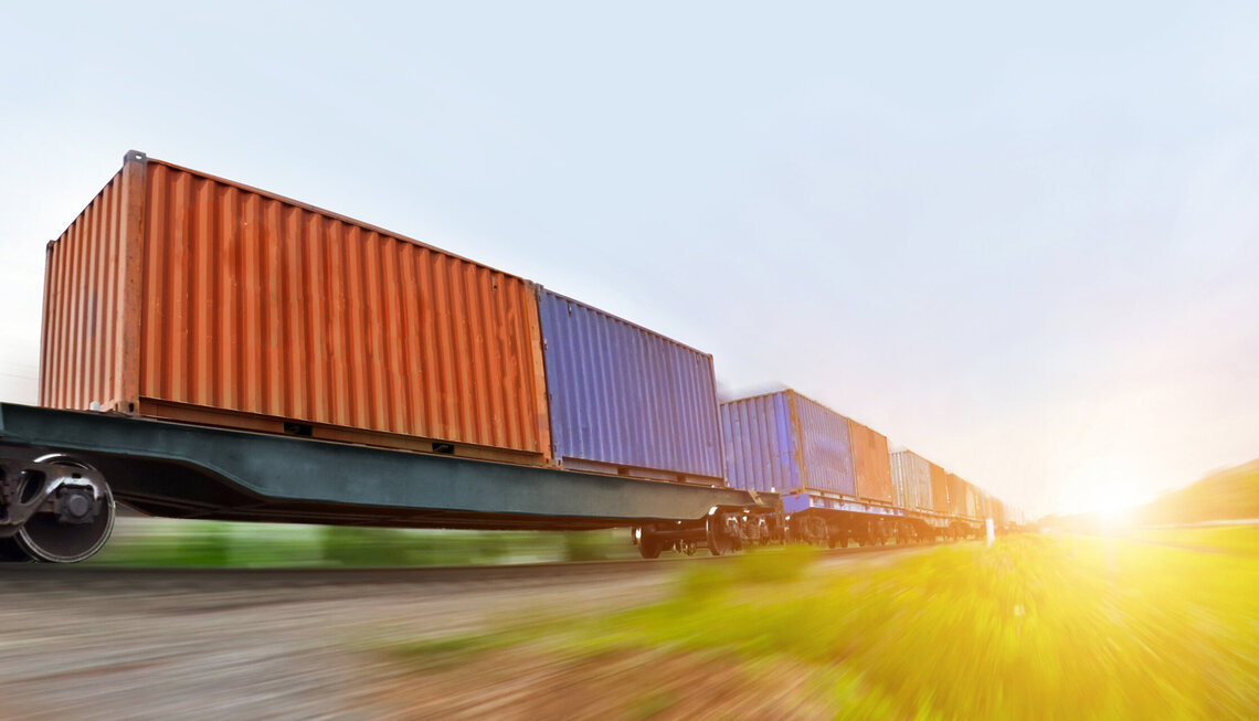 Leschaco Rail: Container werden mit einer Bahn transportiert Leschaco Rail: Container werden mit einer Bahn transportiert