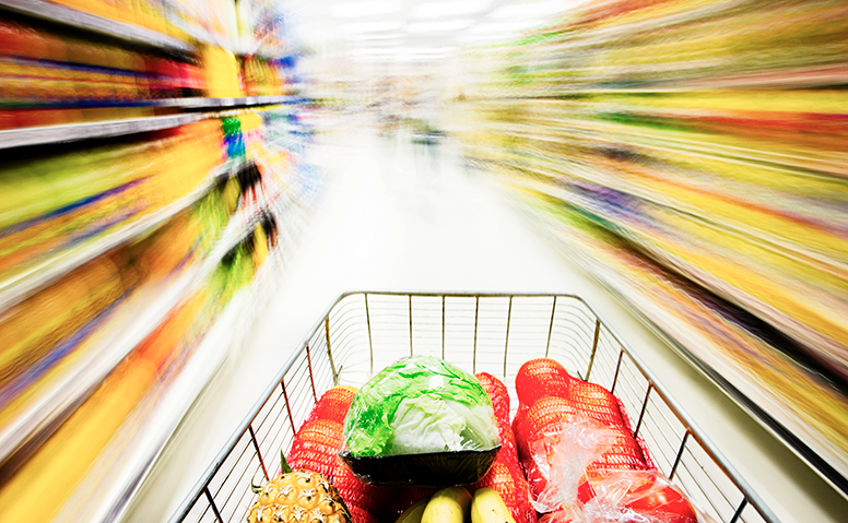 Konsumgüter: Gefüllter Einkaufswagen mit Obst und Gemüse in einem Supermarkt Konsumgüter: Gefüllter Einkaufswagen mit Obst und Gemüse in einem Supermarkt