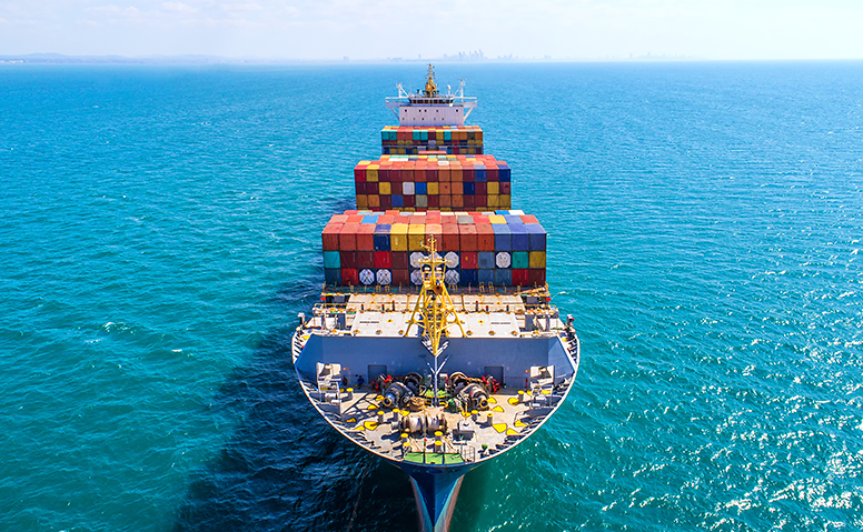 Seefracht: Großes Schiff auf dem Meer beladen mit vielen bunten Containern Seefracht: Großes Schiff auf dem Meer beladen mit vielen bunten Containern
